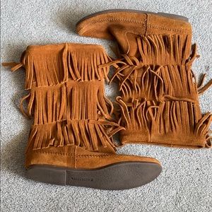 Minnetonka 3 Layer Fringe Boot, size 10